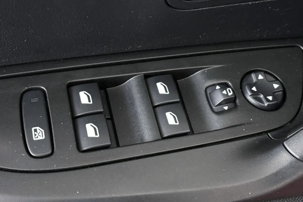 EV Active Pack 50 kWh Apple CarPlay Climate Control 16"