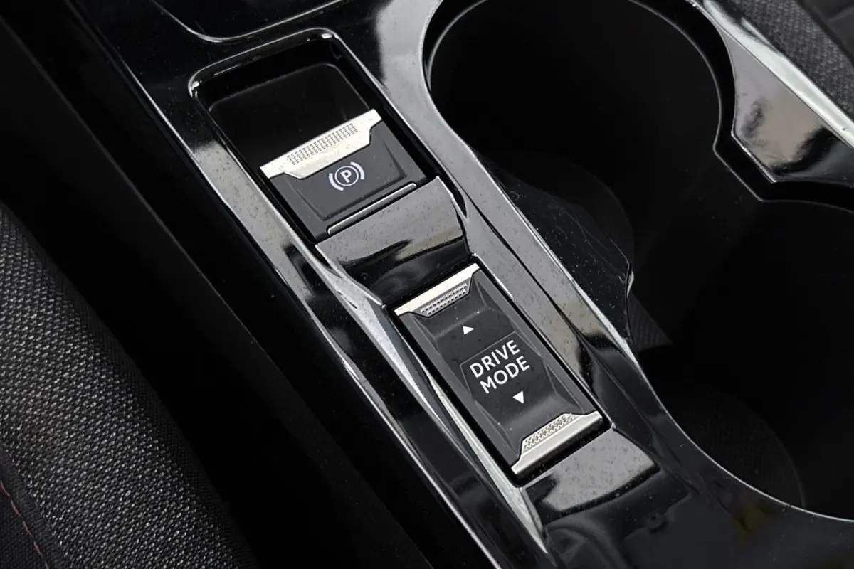 EV Active Pack 50 kWh Apple CarPlay Climate Control 16"