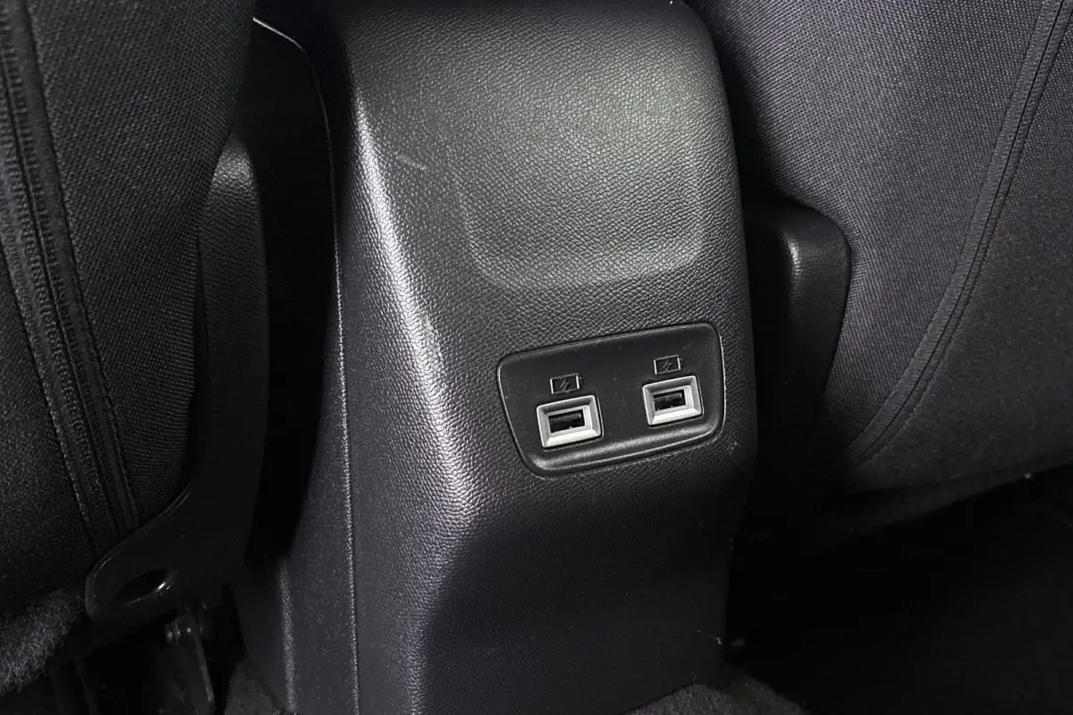 EV Active Pack 50 kWh Apple CarPlay Climate Control 16"