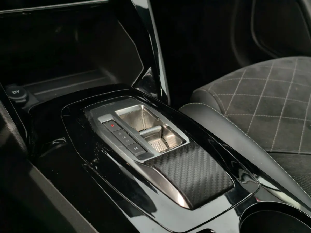 1.2 PureTech GT Pack\\AUTOMAAT\CAMERA\NAVI\CARPLY