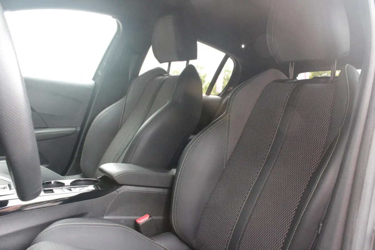 1.2 Hybrid 145PK AUTOMAAT GT | CAMERA VOOR + ACHTER | NAVIGATIE | DRAADLOZE APPLE CARPLAY/ANDROID AUTO | FULL LED KOPLAMPEN | LICHTMETALEN VELGEN 17" | DODEHOEK DETECTIE | DRAADLOZE TELEFOON