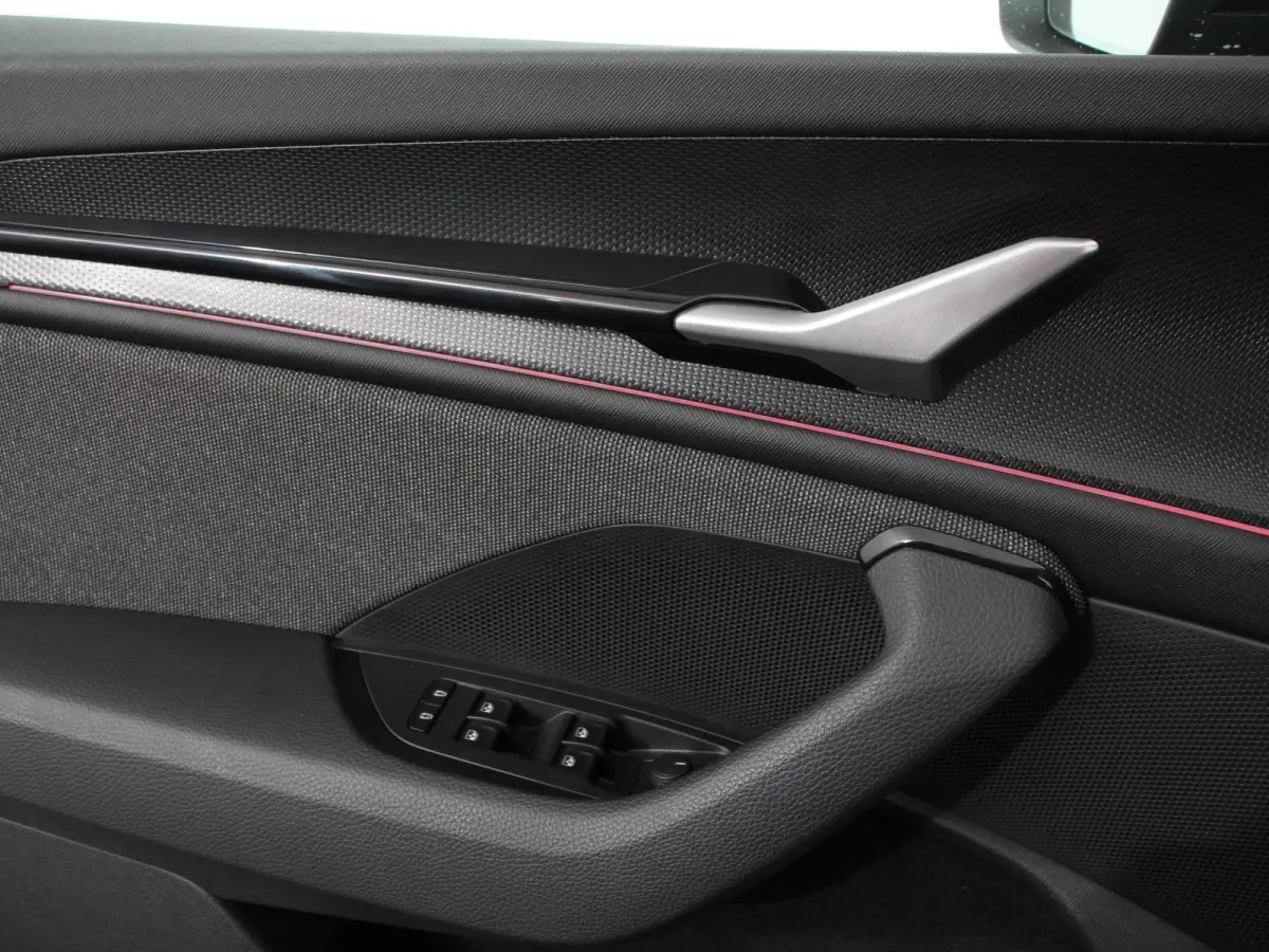1.5 TSI Automaat Selection 7p. Navigatie Apple Carplay Android Auto Parkeersensor achter Stoel- en stuurverwarming Ledverlichting