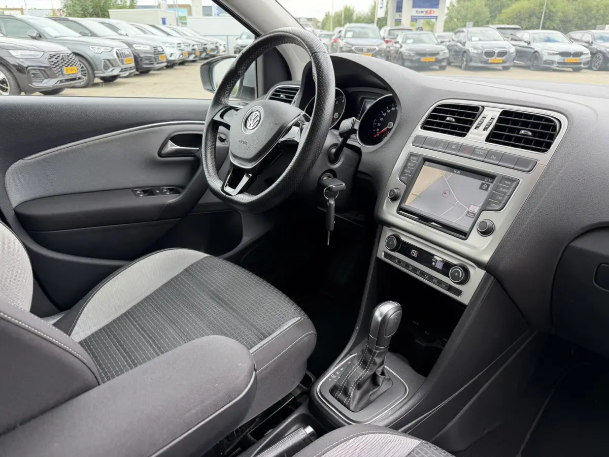 1.2 TSI 90 PK Automaat CrossPolo Comfortline Connected Series Navigatie Climate Control LMV PDC