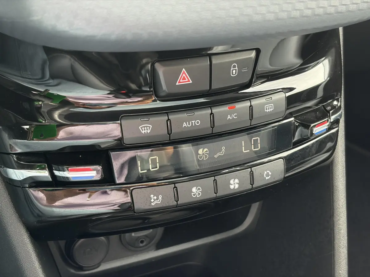 1.2 PureTech Allure D-riem vv in 2022,2e Eigenaar,110pk,Dealer Onderhouden,Pano,Carplay,Camera,Clima,Cruise,5 Deurs,Halfleder,Pdc,N.A.P,Lm velgen,Apk tot 05-2027