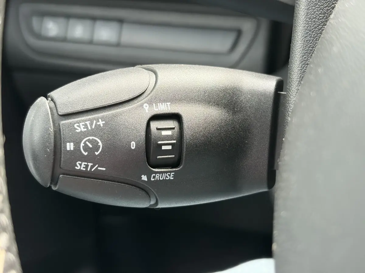 1.2 PureTech Allure D-riem vv in 2022,2e Eigenaar,110pk,Dealer Onderhouden,Pano,Carplay,Camera,Clima,Cruise,5 Deurs,Halfleder,Pdc,N.A.P,Lm velgen,Apk tot 05-2027