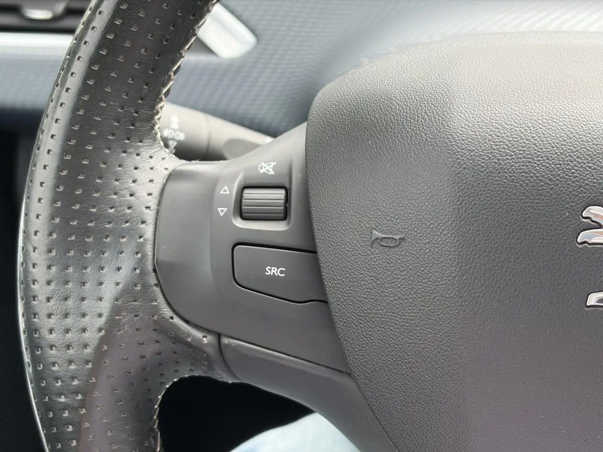 1.2 PureTech Allure D-riem vv in 2022,2e Eigenaar,110pk,Dealer Onderhouden,Pano,Carplay,Camera,Clima,Cruise,5 Deurs,Halfleder,Pdc,N.A.P,Lm velgen,Apk tot 05-2027