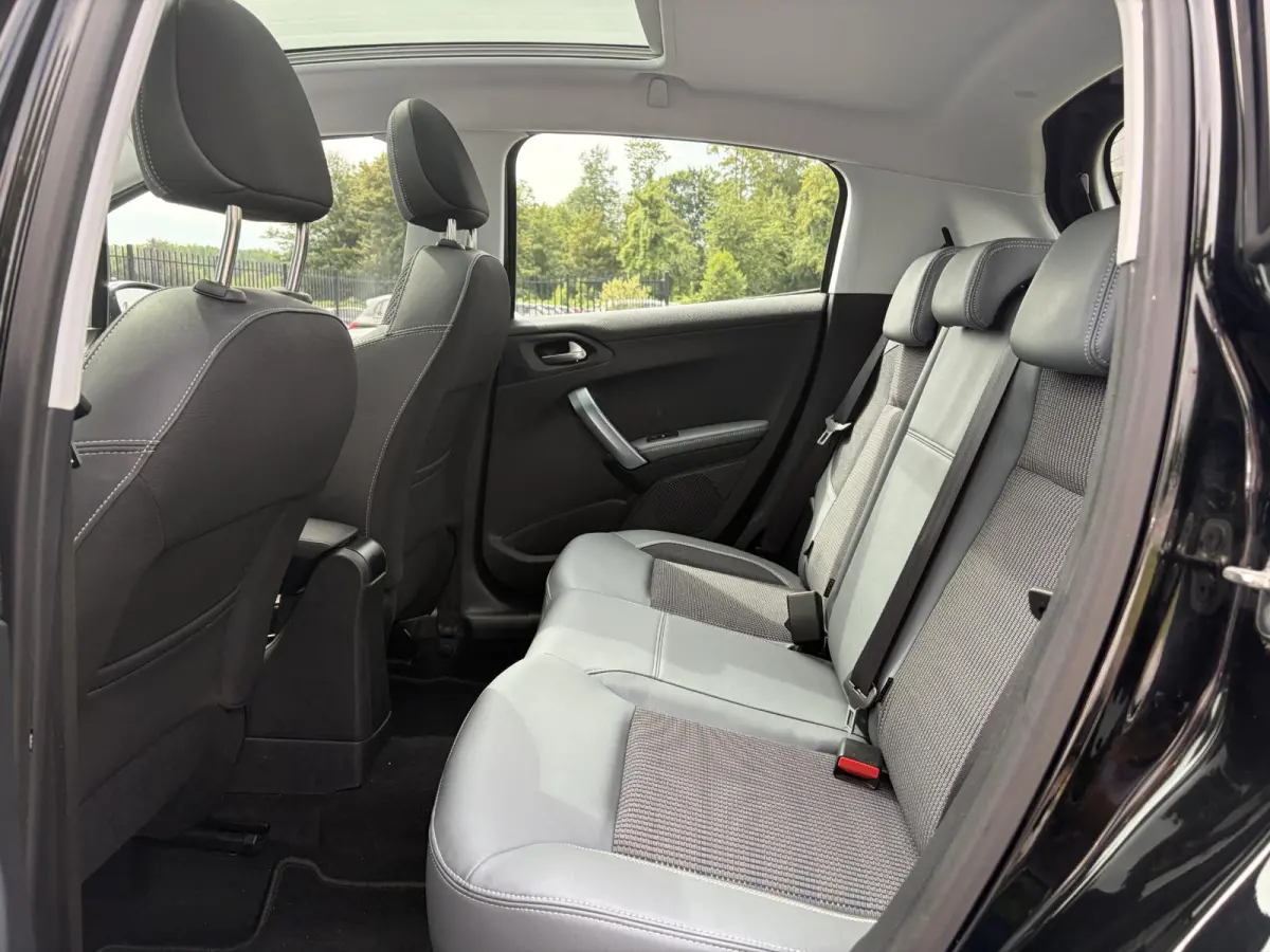 1.2 PureTech Allure D-riem vv in 2022,2e Eigenaar,110pk,Dealer Onderhouden,Pano,Carplay,Camera,Clima,Cruise,5 Deurs,Halfleder,Pdc,N.A.P,Lm velgen,Apk tot 05-2027