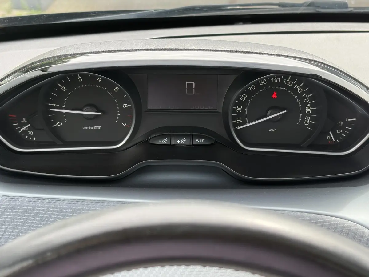 1.2 PureTech Allure D-riem vv in 2022,2e Eigenaar,110pk,Dealer Onderhouden,Pano,Carplay,Camera,Clima,Cruise,5 Deurs,Halfleder,Pdc,N.A.P,Lm velgen,Apk tot 05-2027