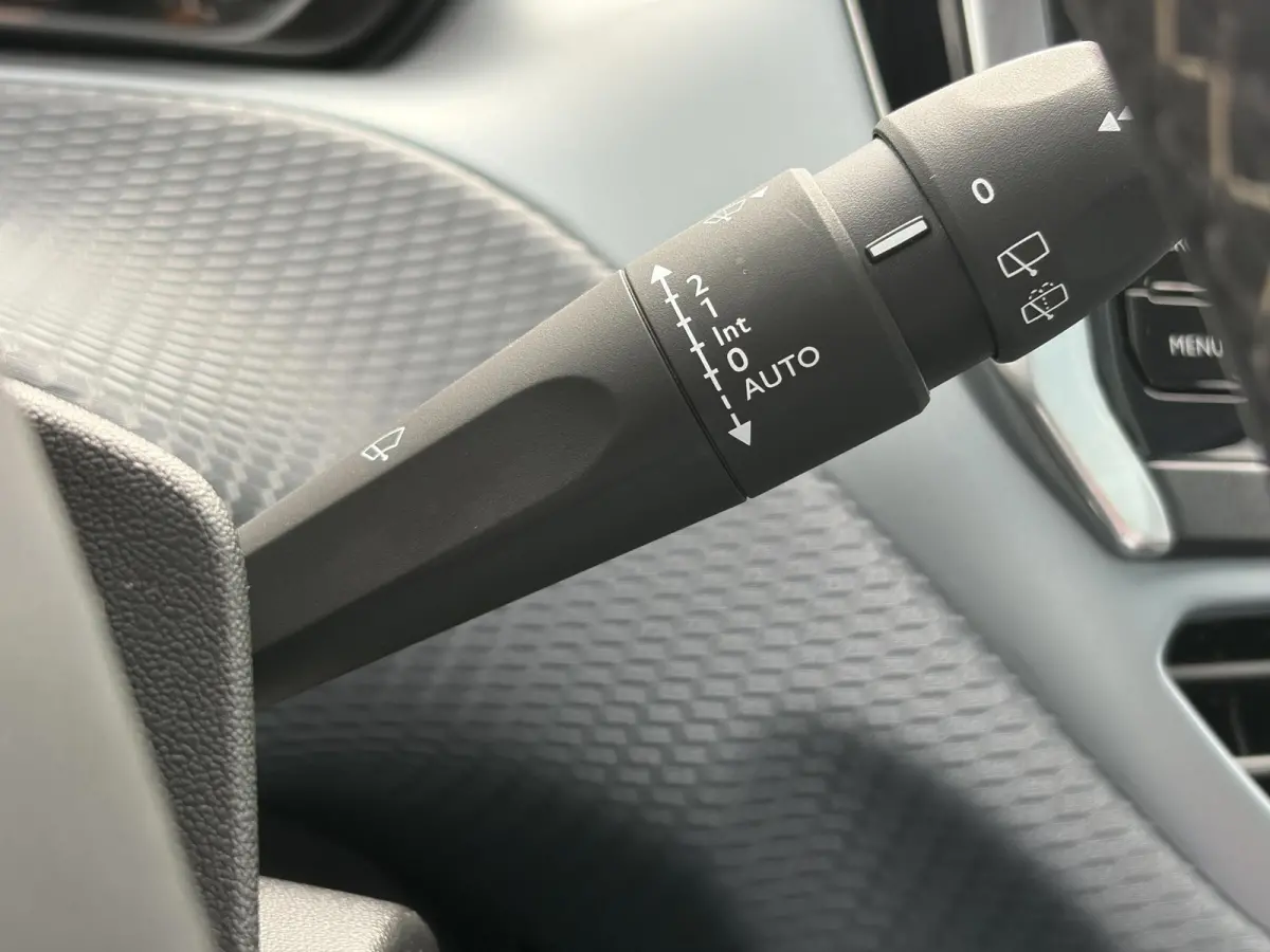 1.2 PureTech Allure D-riem vv in 2022,2e Eigenaar,110pk,Dealer Onderhouden,Pano,Carplay,Camera,Clima,Cruise,5 Deurs,Halfleder,Pdc,N.A.P,Lm velgen,Apk tot 05-2027