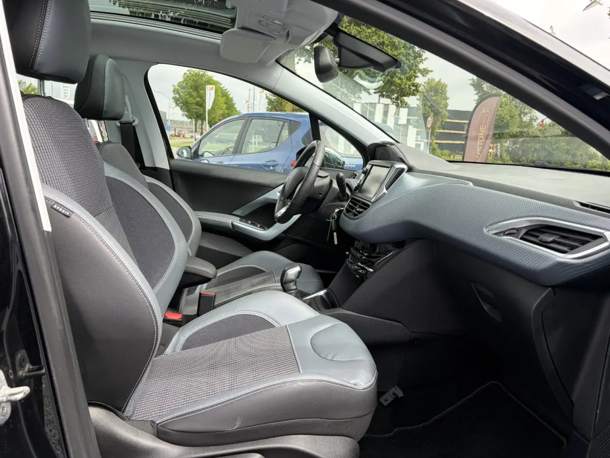 1.2 PureTech Allure D-riem vv in 2022,2e Eigenaar,110pk,Dealer Onderhouden,Pano,Carplay,Camera,Clima,Cruise,5 Deurs,Halfleder,Pdc,N.A.P,Lm velgen,Apk tot 05-2027