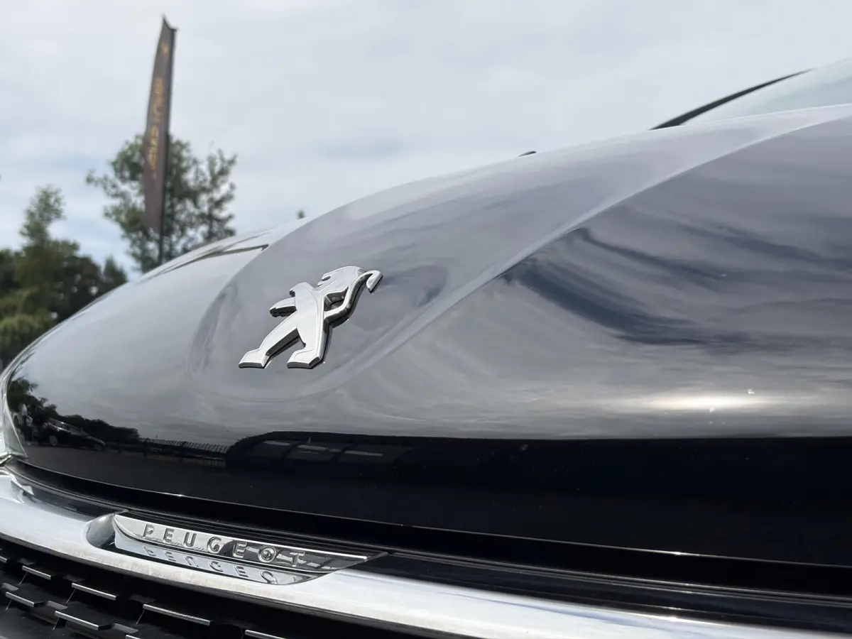 1.2 PureTech Allure D-riem vv in 2022,2e Eigenaar,110pk,Dealer Onderhouden,Pano,Carplay,Camera,Clima,Cruise,5 Deurs,Halfleder,Pdc,N.A.P,Lm velgen,Apk tot 05-2027