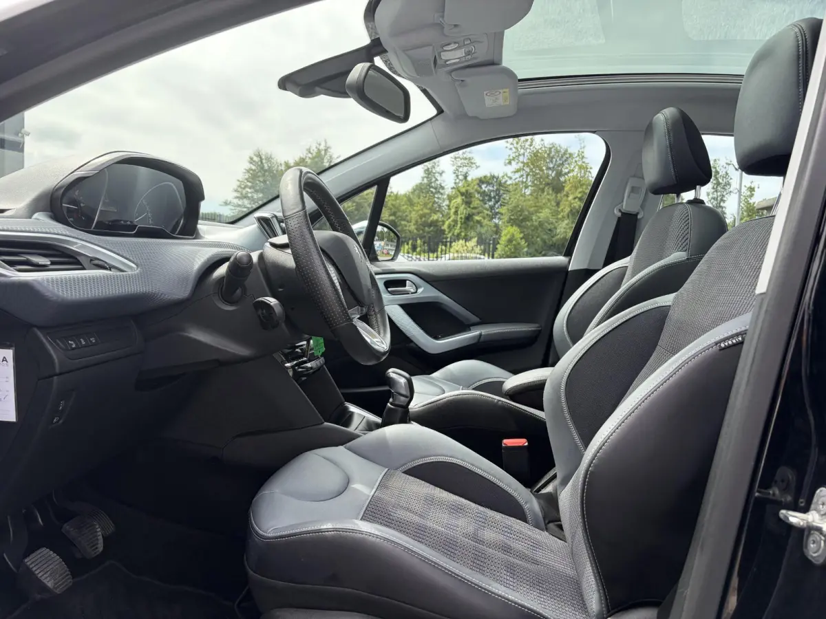 1.2 PureTech Allure D-riem vv in 2022,2e Eigenaar,110pk,Dealer Onderhouden,Pano,Carplay,Camera,Clima,Cruise,5 Deurs,Halfleder,Pdc,N.A.P,Lm velgen,Apk tot 05-2027