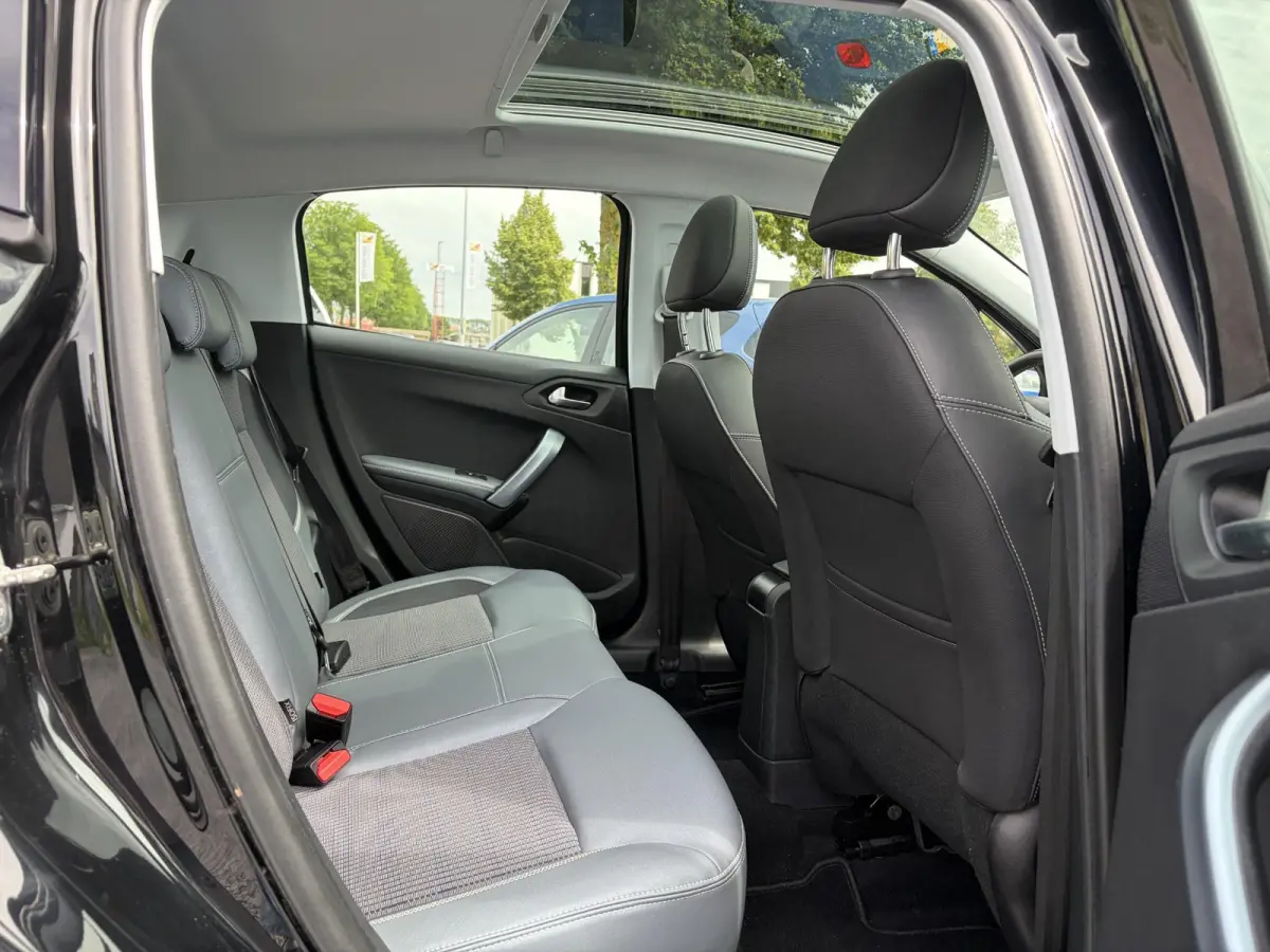 1.2 PureTech Allure D-riem vv in 2022,2e Eigenaar,110pk,Dealer Onderhouden,Pano,Carplay,Camera,Clima,Cruise,5 Deurs,Halfleder,Pdc,N.A.P,Lm velgen,Apk tot 05-2027