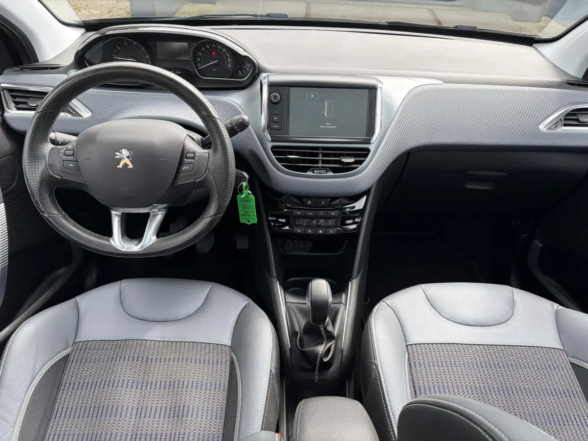1.2 PureTech Allure D-riem vv in 2022,2e Eigenaar,110pk,Dealer Onderhouden,Pano,Carplay,Camera,Clima,Cruise,5 Deurs,Halfleder,Pdc,N.A.P,Lm velgen,Apk tot 05-2027