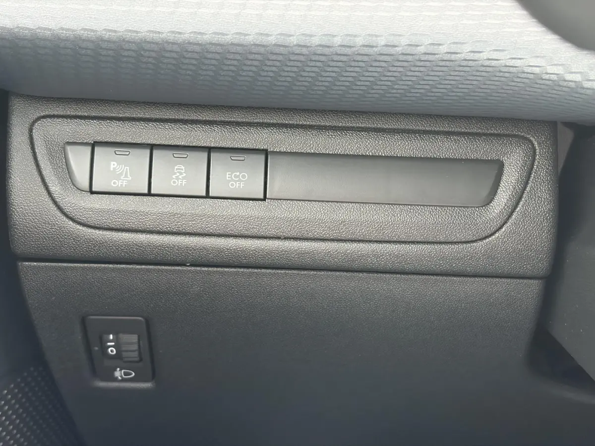 1.2 PureTech Allure D-riem vv in 2022,2e Eigenaar,110pk,Dealer Onderhouden,Pano,Carplay,Camera,Clima,Cruise,5 Deurs,Halfleder,Pdc,N.A.P,Lm velgen,Apk tot 05-2027