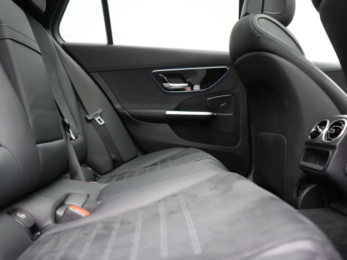 300 e AMG Line PHEV 313pk Dealer O.H. | Trekhaak Af Fabriek | Panodak | 360 Camera | Head Up | Adaptive Cruise | Digital Light | Alcantara Sportstoelen Memory & Verwarmd | Sfeerverlichting |