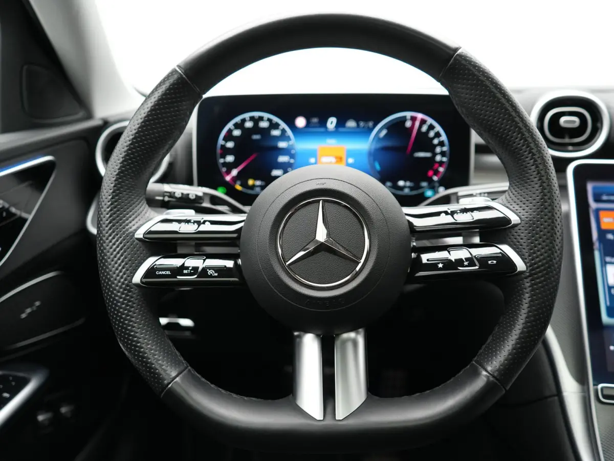 300 e AMG Line PHEV 313pk Dealer O.H. | Trekhaak Af Fabriek | Panodak | 360 Camera | Head Up | Adaptive Cruise | Digital Light | Alcantara Sportstoelen Memory & Verwarmd | Sfeerverlichting |