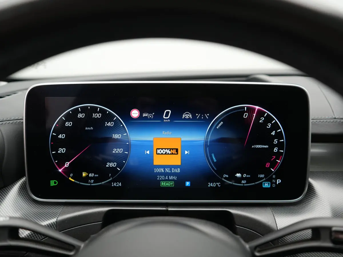 300 e AMG Line PHEV 313pk Dealer O.H. | Trekhaak Af Fabriek | Panodak | 360 Camera | Head Up | Adaptive Cruise | Digital Light | Alcantara Sportstoelen Memory & Verwarmd | Sfeerverlichting |