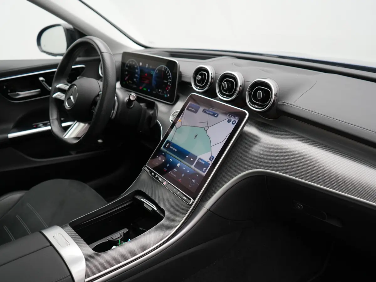 300 e AMG Line PHEV 313pk Dealer O.H. | Trekhaak Af Fabriek | Panodak | 360 Camera | Head Up | Adaptive Cruise | Digital Light | Alcantara Sportstoelen Memory & Verwarmd | Sfeerverlichting |