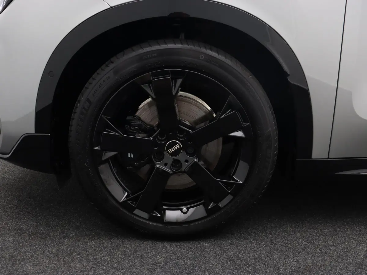 John Cooper Works ALL4 + Pakket L + John Cooper Works Uitvoering + 19" John Cooper Works Runway Spoke black