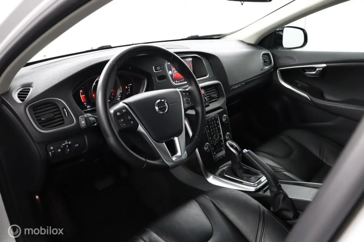 1.5 T3 Polar+ Luxury | Panoaramdak | Keyless | Verwarmbare voorstoelen | Lederen bekleding | Camera | DAB | PDC Voor en achter