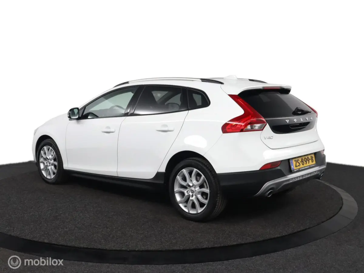 1.5 T3 Polar+ Luxury | Panoaramdak | Keyless | Verwarmbare voorstoelen | Lederen bekleding | Camera | DAB | PDC Voor en achter