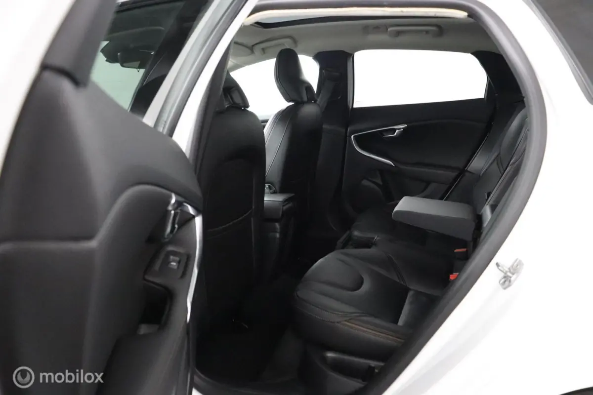 1.5 T3 Polar+ Luxury | Panoaramdak | Keyless | Verwarmbare voorstoelen | Lederen bekleding | Camera | DAB | PDC Voor en achter