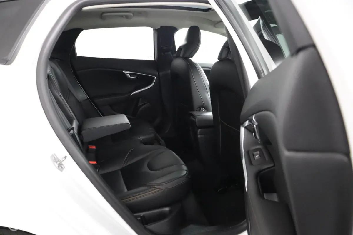 1.5 T3 Polar+ Luxury | Panoaramdak | Keyless | Verwarmbare voorstoelen | Lederen bekleding | Camera | DAB | PDC Voor en achter