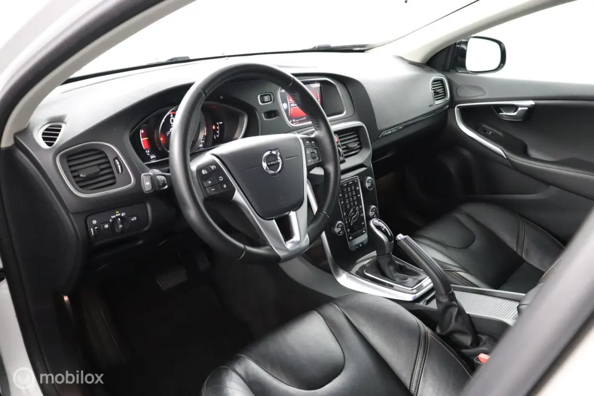 1.5 T3 Polar+ Luxury | Panoaramdak | Keyless | Verwarmbare voorstoelen | Lederen bekleding | Camera | DAB | PDC Voor en achter