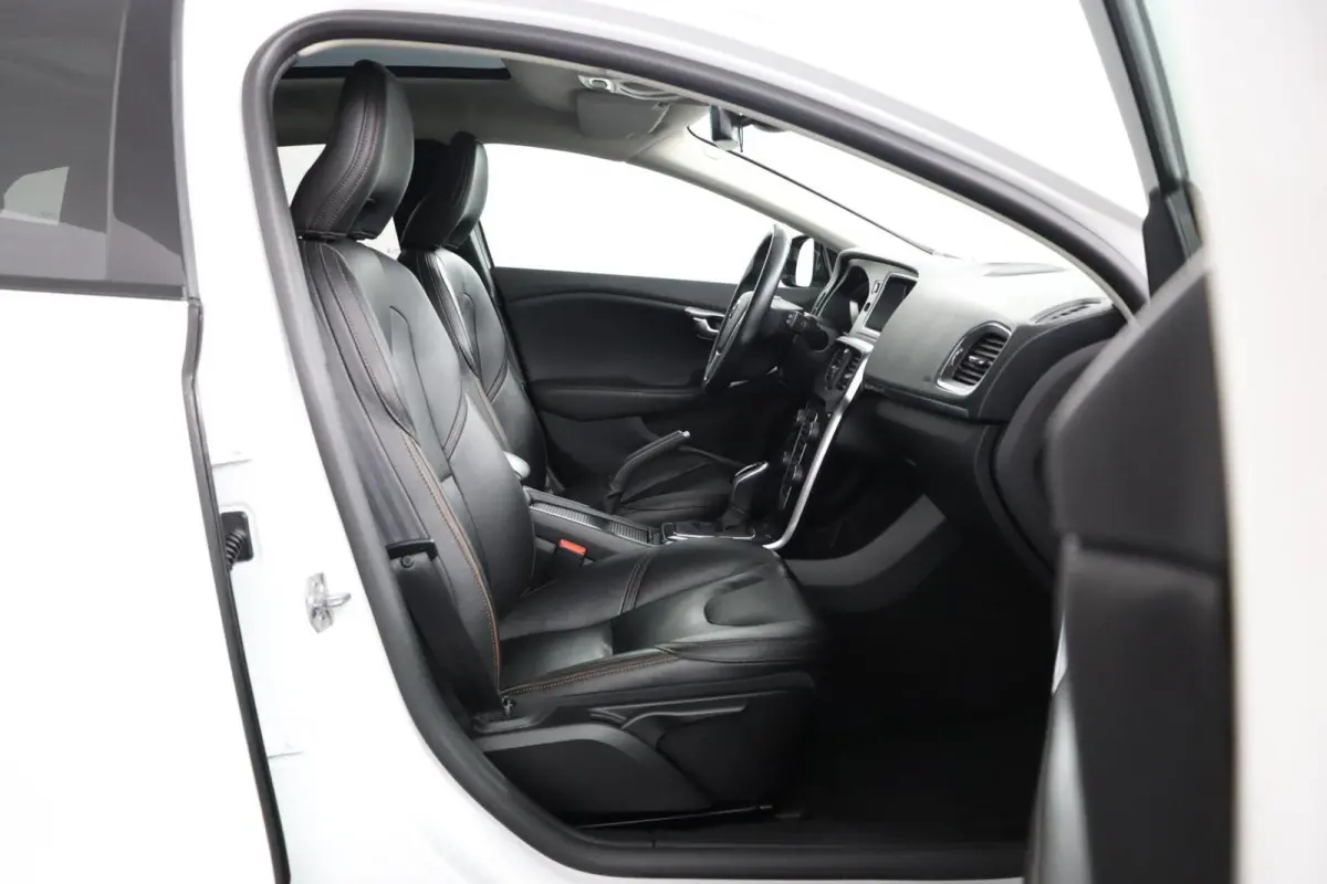 1.5 T3 Polar+ Luxury | Panoaramdak | Keyless | Verwarmbare voorstoelen | Lederen bekleding | Camera | DAB | PDC Voor en achter