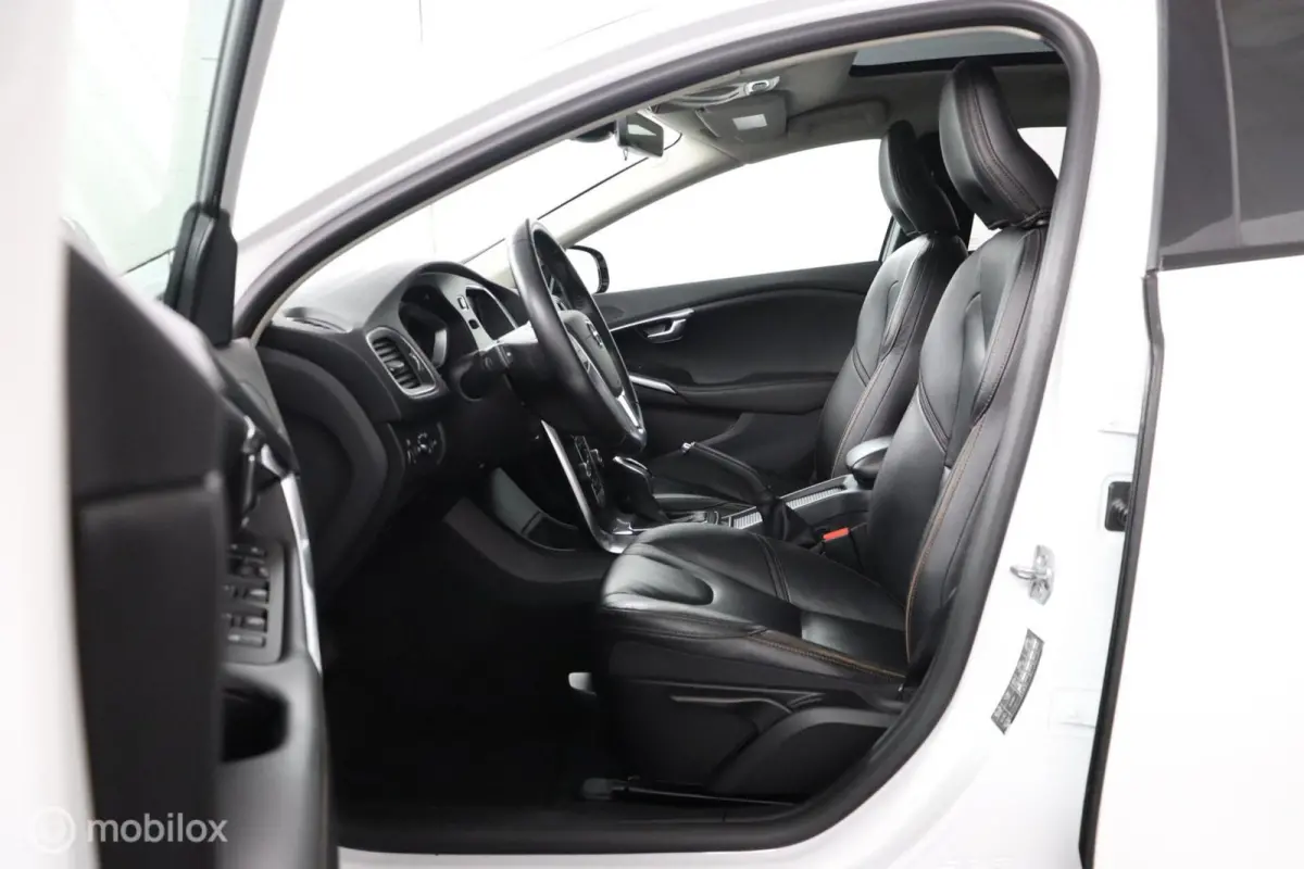 1.5 T3 Polar+ Luxury | Panoaramdak | Keyless | Verwarmbare voorstoelen | Lederen bekleding | Camera | DAB | PDC Voor en achter