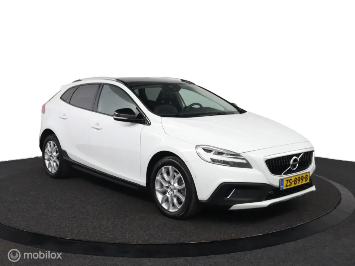 1.5 T3 Polar+ Luxury | Panoaramdak | Keyless | Verwarmbare voorstoelen | Lederen bekleding | Camera | DAB | PDC Voor en achter