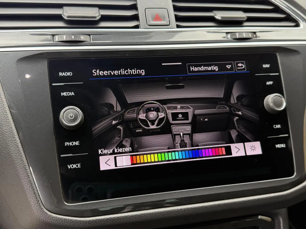 1.4 TSI eHybrid R-Line Business+ Trekhaak uitklapbaar | LED IQ. Light | Getint glas | Achteruitrijcamera | Parkeersensoren voor en achter | Navigatiesysteem | Apple CarPlay/Android Auto | Cr