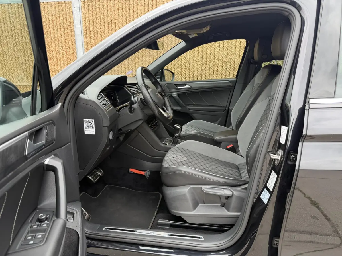 1.4 TSI eHybrid R-Line Business+ Trekhaak uitklapbaar | LED IQ. Light | Getint glas | Achteruitrijcamera | Parkeersensoren voor en achter | Navigatiesysteem | Apple CarPlay/Android Auto | Cr