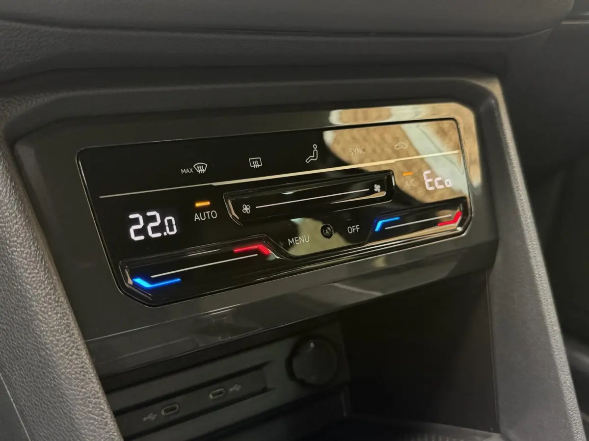 1.4 TSI eHybrid R-Line Business+ Trekhaak uitklapbaar | LED IQ. Light | Getint glas | Achteruitrijcamera | Parkeersensoren voor en achter | Navigatiesysteem | Apple CarPlay/Android Auto | Cr
