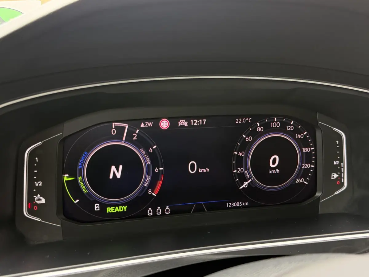 1.4 TSI eHybrid R-Line Business+ Trekhaak uitklapbaar | LED IQ. Light | Getint glas | Achteruitrijcamera | Parkeersensoren voor en achter | Navigatiesysteem | Apple CarPlay/Android Auto | Cr