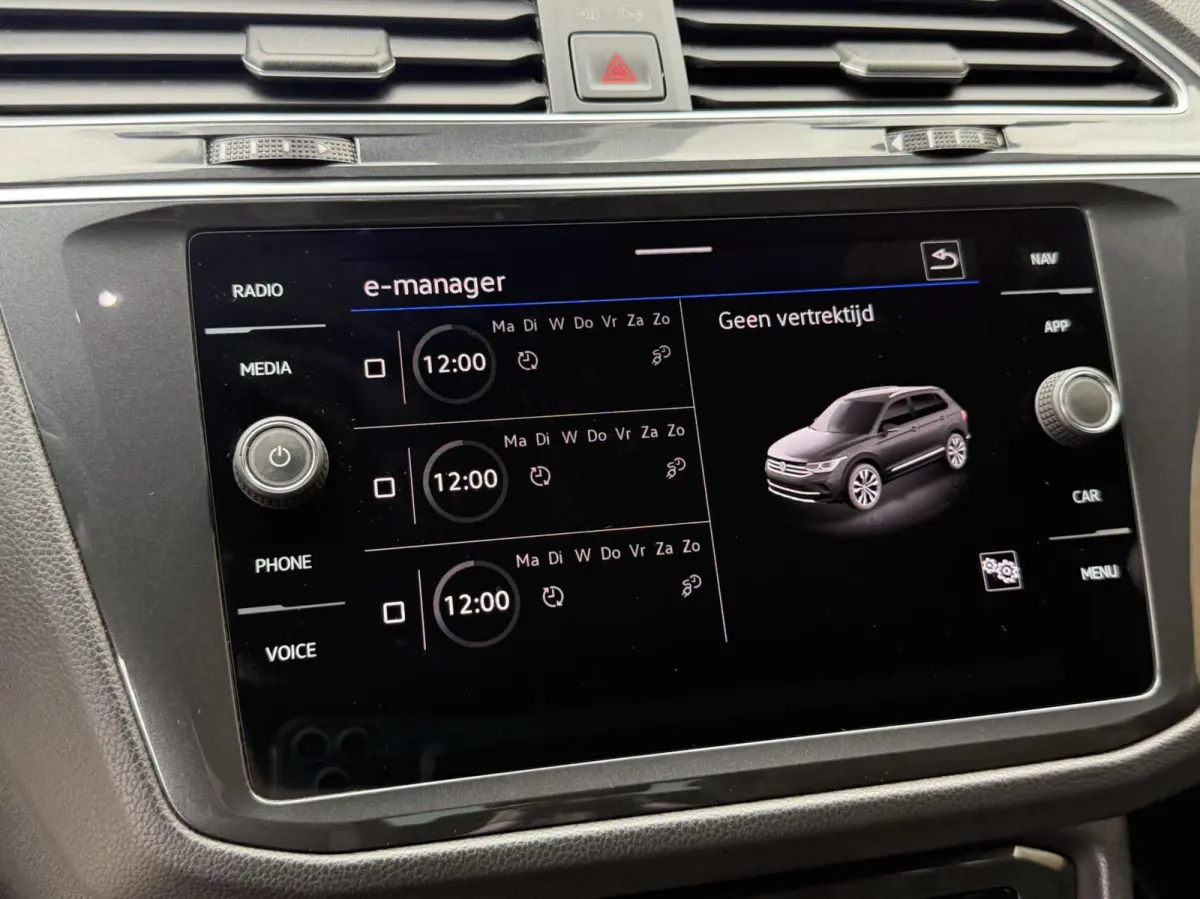 1.4 TSI eHybrid R-Line Business+ Trekhaak uitklapbaar | LED IQ. Light | Getint glas | Achteruitrijcamera | Parkeersensoren voor en achter | Navigatiesysteem | Apple CarPlay/Android Auto | Cr