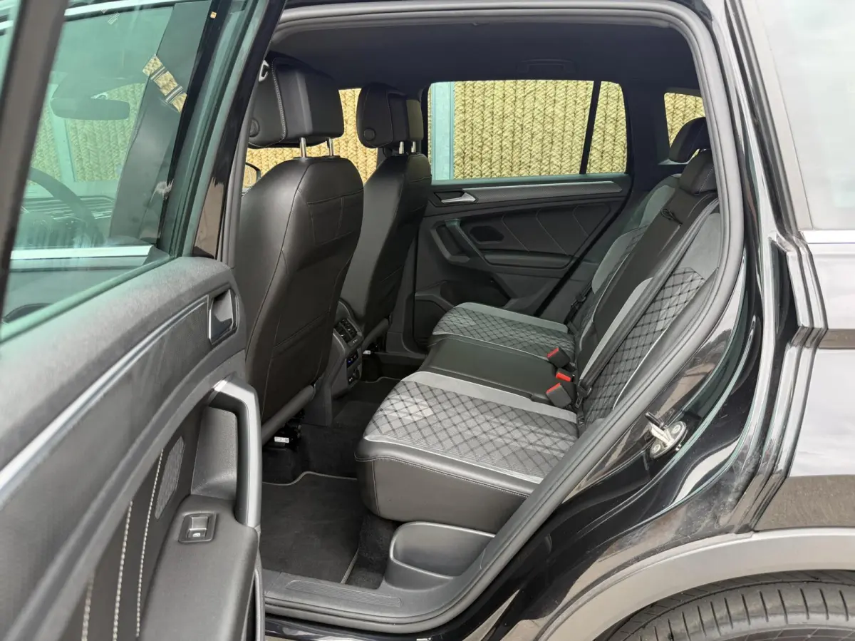 1.4 TSI eHybrid R-Line Business+ Trekhaak uitklapbaar | LED IQ. Light | Getint glas | Achteruitrijcamera | Parkeersensoren voor en achter | Navigatiesysteem | Apple CarPlay/Android Auto | Cr