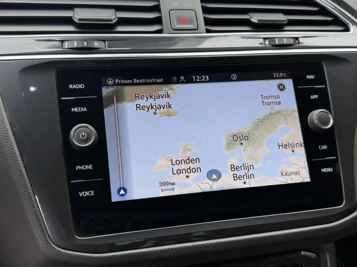 1.4 TSI eHybrid R-Line Business+ Trekhaak uitklapbaar | LED IQ. Light | Getint glas | Achteruitrijcamera | Parkeersensoren voor en achter | Navigatiesysteem | Apple CarPlay/Android Auto | Cr