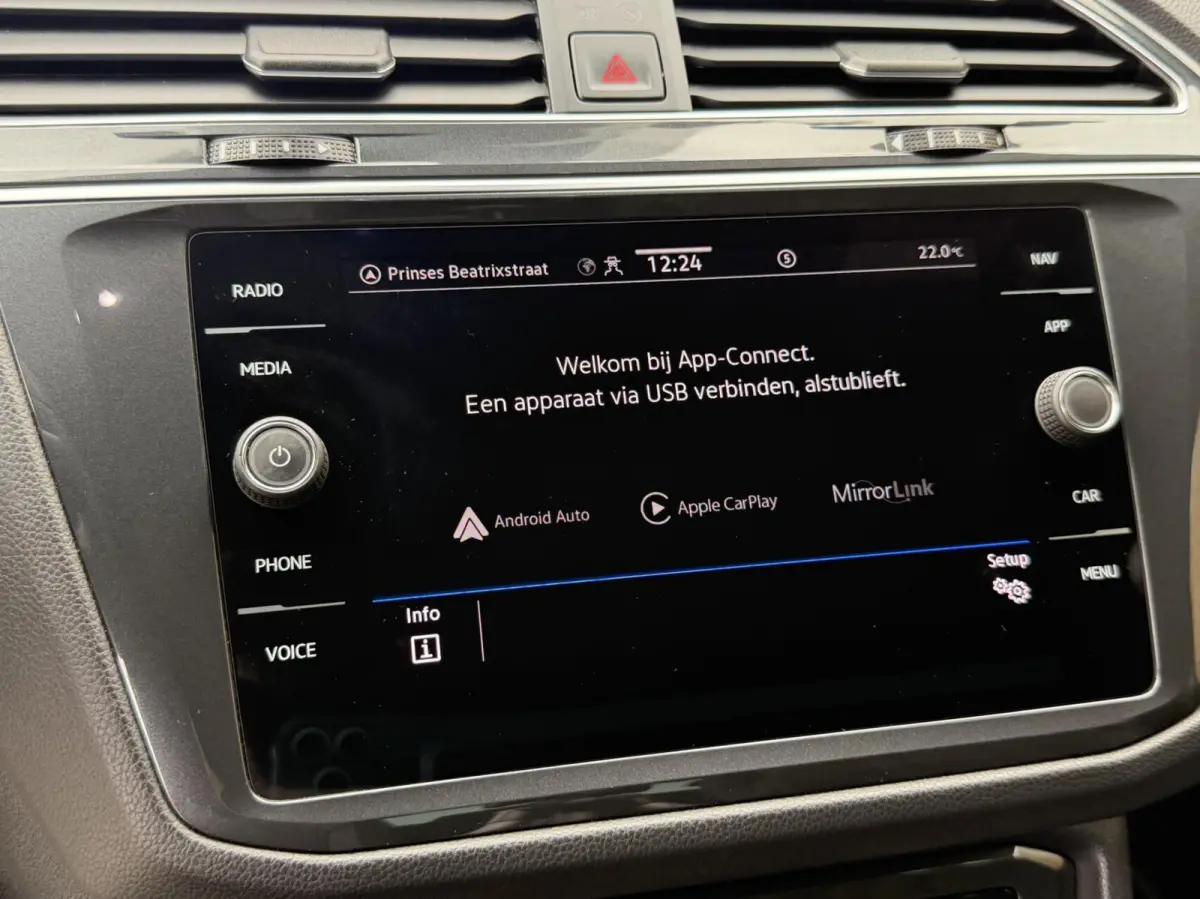 1.4 TSI eHybrid R-Line Business+ Trekhaak uitklapbaar | LED IQ. Light | Getint glas | Achteruitrijcamera | Parkeersensoren voor en achter | Navigatiesysteem | Apple CarPlay/Android Auto | Cr