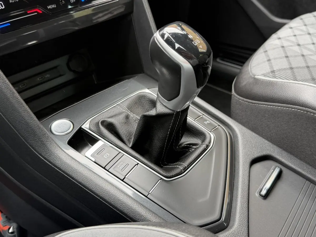 1.4 TSI eHybrid R-Line Business+ Trekhaak uitklapbaar | LED IQ. Light | Getint glas | Achteruitrijcamera | Parkeersensoren voor en achter | Navigatiesysteem | Apple CarPlay/Android Auto | Cr