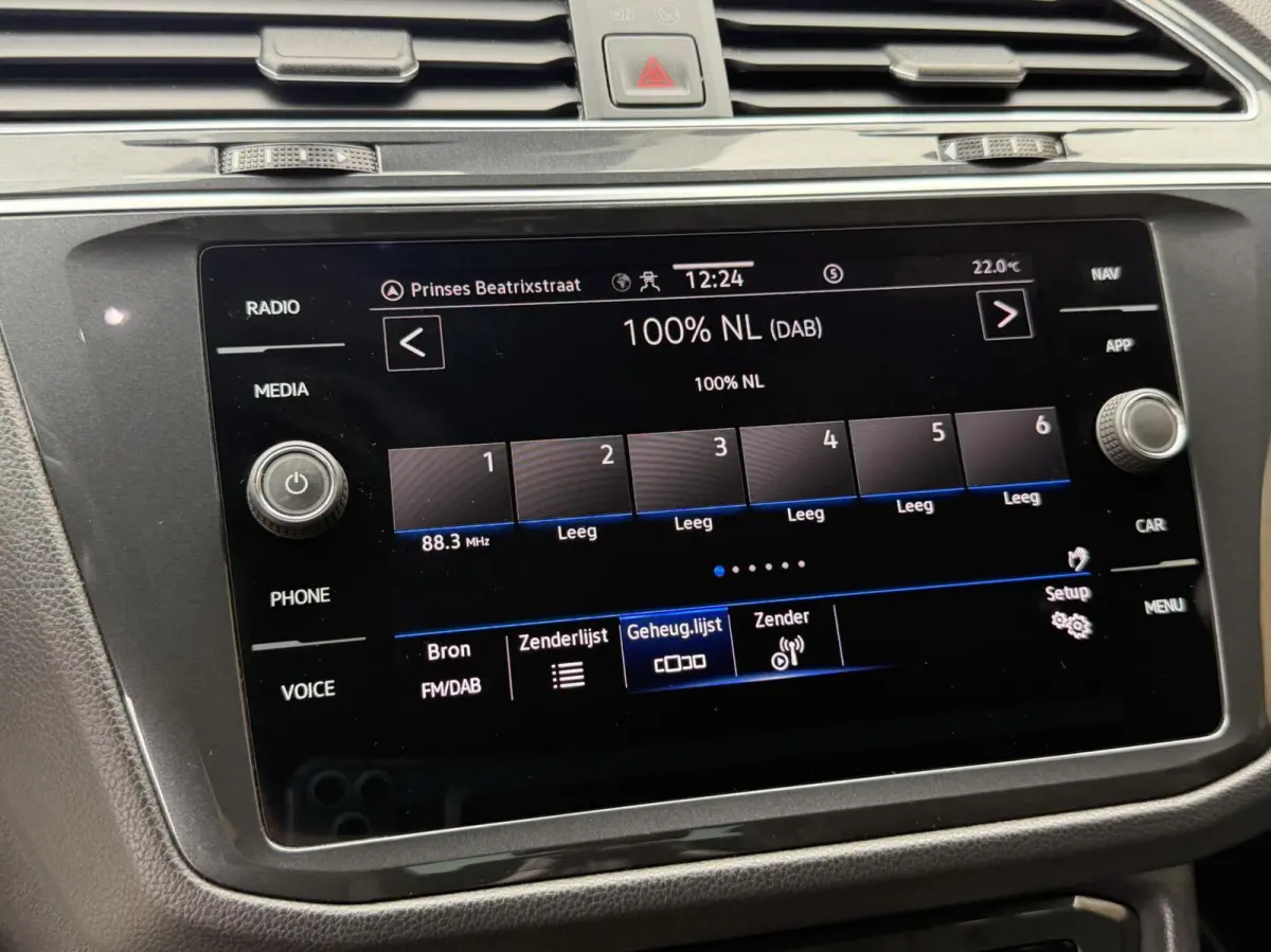 1.4 TSI eHybrid R-Line Business+ Trekhaak uitklapbaar | LED IQ. Light | Getint glas | Achteruitrijcamera | Parkeersensoren voor en achter | Navigatiesysteem | Apple CarPlay/Android Auto | Cr