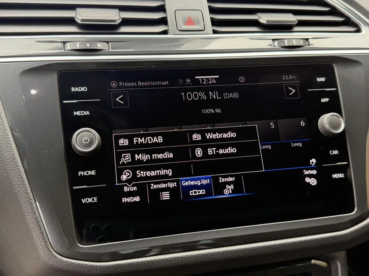 1.4 TSI eHybrid R-Line Business+ Trekhaak uitklapbaar | LED IQ. Light | Getint glas | Achteruitrijcamera | Parkeersensoren voor en achter | Navigatiesysteem | Apple CarPlay/Android Auto | Cr