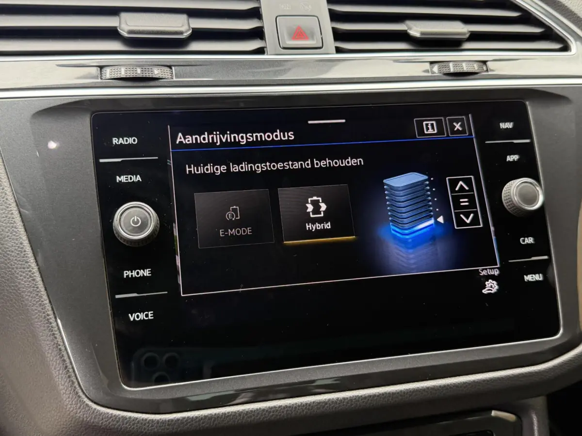 1.4 TSI eHybrid R-Line Business+ Trekhaak uitklapbaar | LED IQ. Light | Getint glas | Achteruitrijcamera | Parkeersensoren voor en achter | Navigatiesysteem | Apple CarPlay/Android Auto | Cr