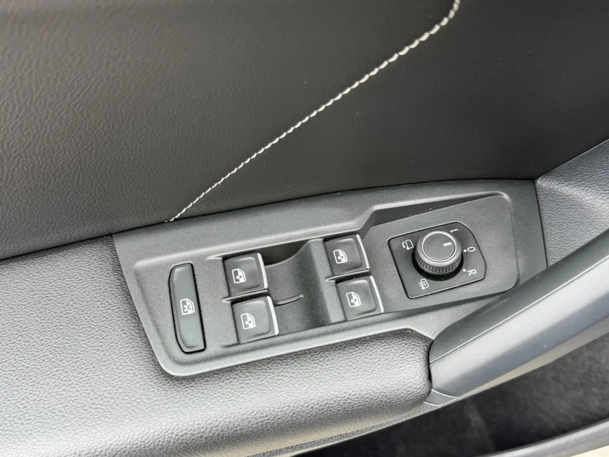 1.4 TSI eHybrid R-Line Business+ Trekhaak uitklapbaar | LED IQ. Light | Getint glas | Achteruitrijcamera | Parkeersensoren voor en achter | Navigatiesysteem | Apple CarPlay/Android Auto | Cr