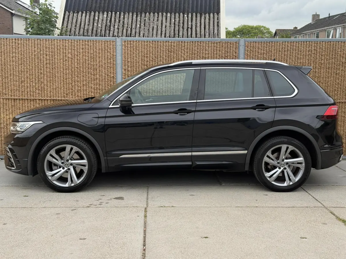 1.4 TSI eHybrid R-Line Business+ Trekhaak uitklapbaar | LED IQ. Light | Getint glas | Achteruitrijcamera | Parkeersensoren voor en achter | Navigatiesysteem | Apple CarPlay/Android Auto | Cr
