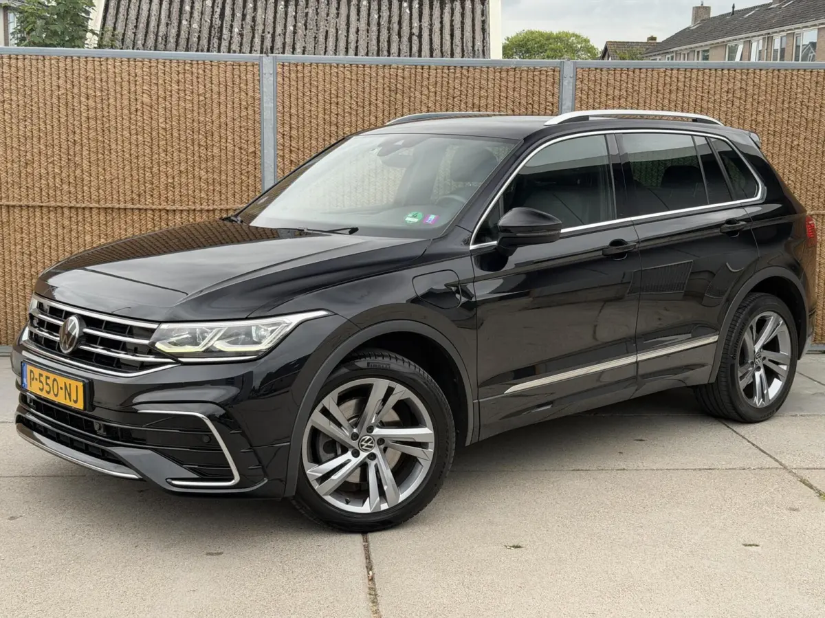 1.4 TSI eHybrid R-Line Business+ Trekhaak uitklapbaar | LED IQ. Light | Getint glas | Achteruitrijcamera | Parkeersensoren voor en achter | Navigatiesysteem | Apple CarPlay/Android Auto | Cr