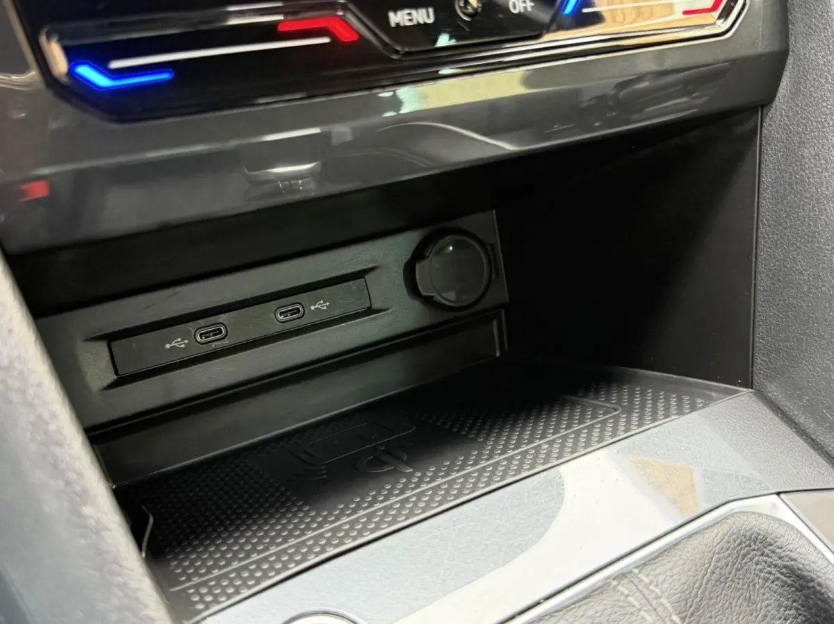 1.4 TSI eHybrid R-Line Business+ Trekhaak uitklapbaar | LED IQ. Light | Getint glas | Achteruitrijcamera | Parkeersensoren voor en achter | Navigatiesysteem | Apple CarPlay/Android Auto | Cr