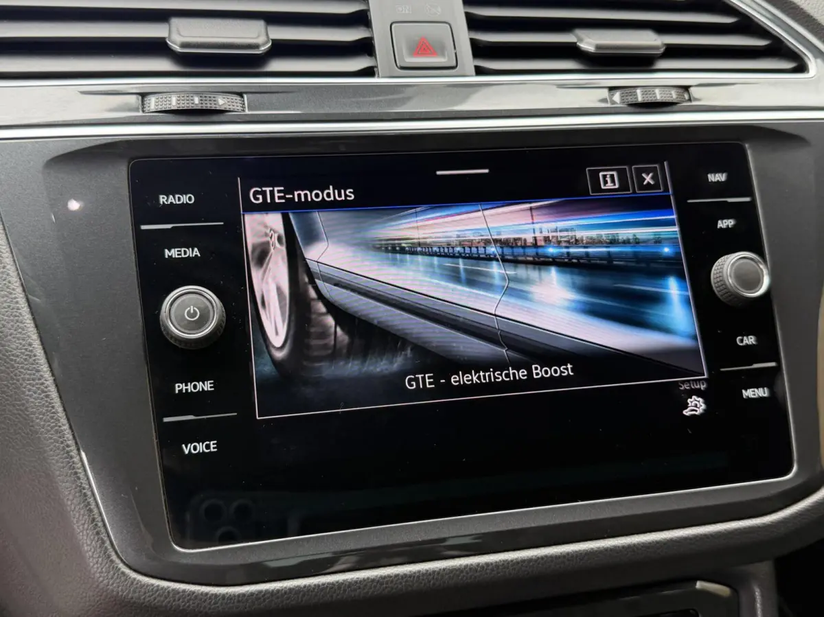 1.4 TSI eHybrid R-Line Business+ Trekhaak uitklapbaar | LED IQ. Light | Getint glas | Achteruitrijcamera | Parkeersensoren voor en achter | Navigatiesysteem | Apple CarPlay/Android Auto | Cr