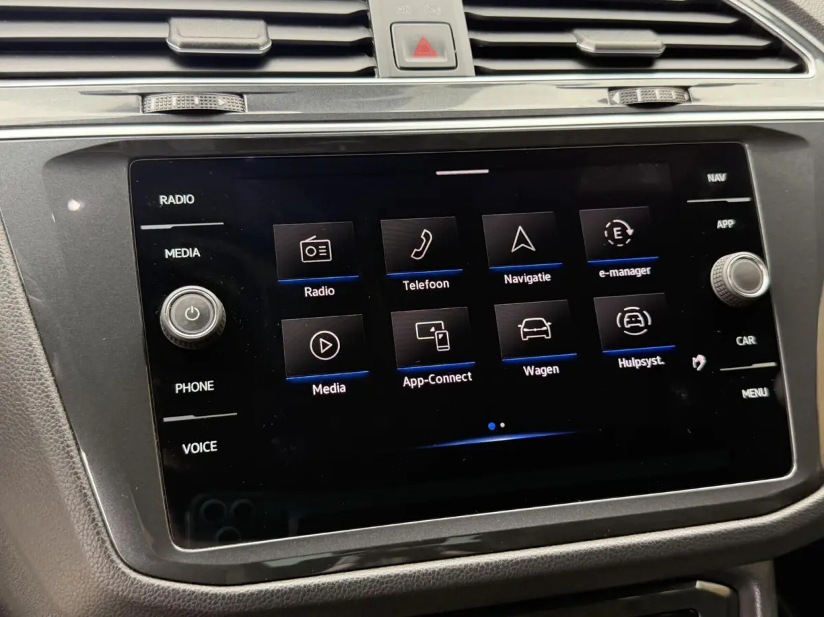 1.4 TSI eHybrid R-Line Business+ Trekhaak uitklapbaar | LED IQ. Light | Getint glas | Achteruitrijcamera | Parkeersensoren voor en achter | Navigatiesysteem | Apple CarPlay/Android Auto | Cr